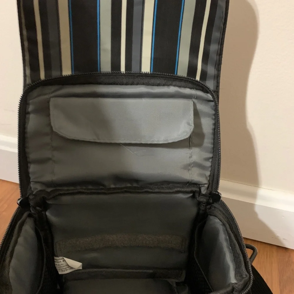 EDDIE BAUER CAMERA, CAMCORDER OR TRAVEL BAG WITH SHOULDER STRAP CLASSIC